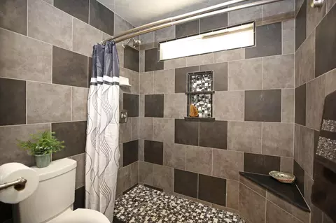 Bath - 3591 Adams Ln, Redding, CA 96002 photo 3 of 3
