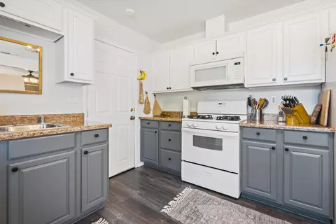 Kitchen - 2041 Jupiter Ter, Redding, CA 96002 photo 2 of 5