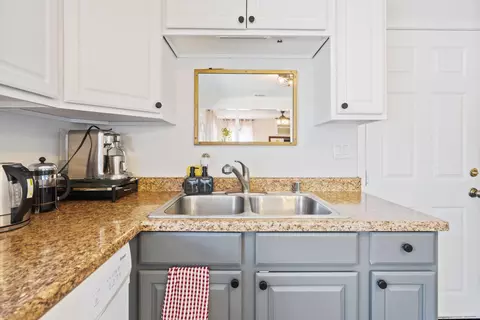 Kitchen - 2041 Jupiter Ter, Redding, CA 96002 photo 5 of 5