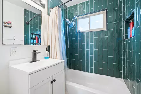 Bath - 2041 Jupiter Ter, Redding, CA 96002 photo 2 of 2