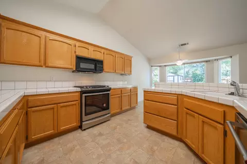 Kitchen - 4453 Rose Terrace Dr, Redding, CA 96001 photo 4 of 5