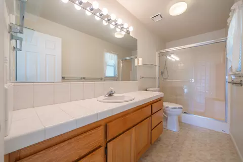 Bath - 4453 Rose Terrace Dr, Redding, CA 96001 photo 2 of 2