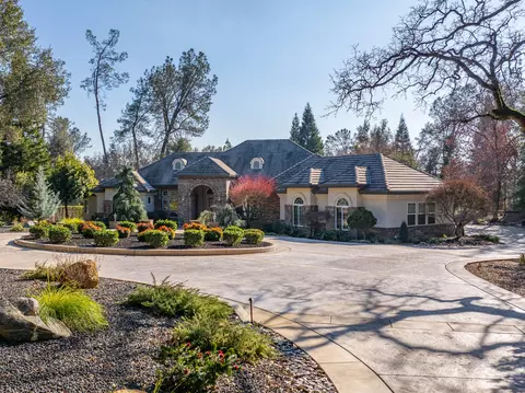 19765 Escada Ct, Redding, CA 96003