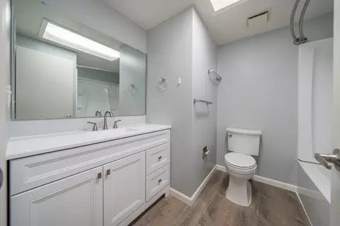 Bath - 1153 Ruthie Ln, Redding, CA 96002 photo 2 of 3