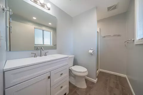 Bath - 1153 Ruthie Ln, Redding, CA 96002 photo 1 of 3