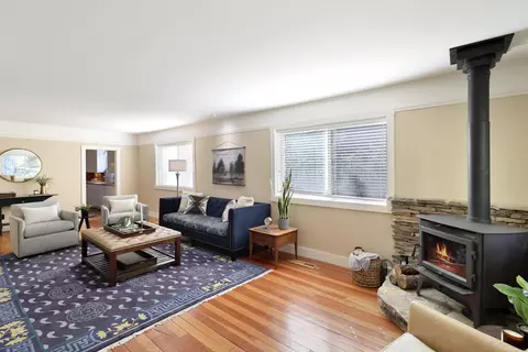 Living - 521 Wetzel Dr, Mccloud, CA 96057 photo 2 of 7