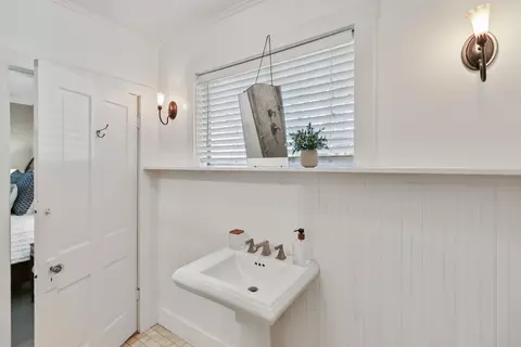 Bath - 521 Wetzel Dr, Mccloud, CA 96057 photo 2 of 4