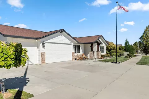 654 Rogue River Way, Redding, CA 96003 photo 2