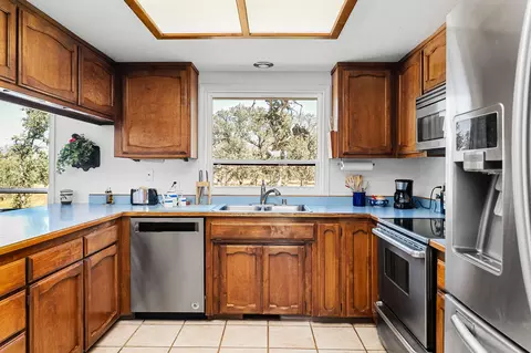 Kitchen - 14420 Mesa Ct, Red Bluff, CA 96080 photo 3 of 5