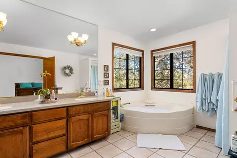 Bath - 14420 Mesa Ct, Red Bluff, CA 96080 photo 2 of 5