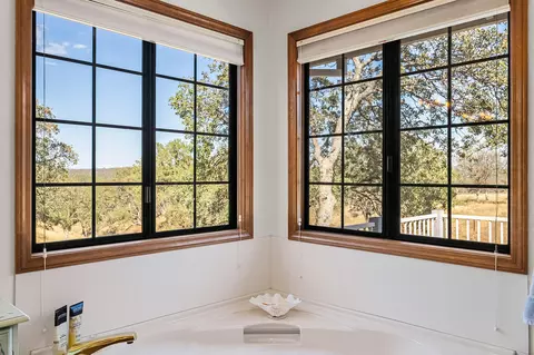 Bath - 14420 Mesa Ct, Red Bluff, CA 96080 photo 5 of 5