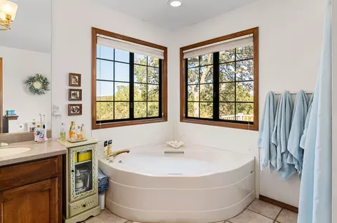 Bath - 14420 Mesa Ct, Red Bluff, CA 96080 photo 4 of 5