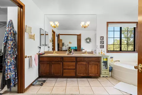 Bath - 14420 Mesa Ct, Red Bluff, CA 96080 photo 3 of 5