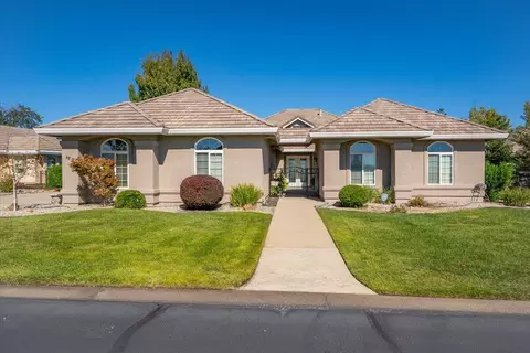 827 Santa Cruz Dr, Redding, CA 96003
