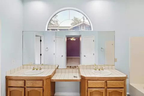 Bath - 1891 Edgewood Dr, Redding, CA 96003 photo 2 of 4