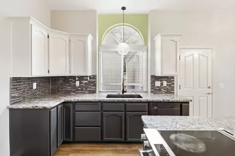 Kitchen - 1891 Edgewood Dr, Redding, CA 96003 photo 4 of 5