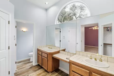 Bath - 1891 Edgewood Dr, Redding, CA 96003 photo 3 of 4
