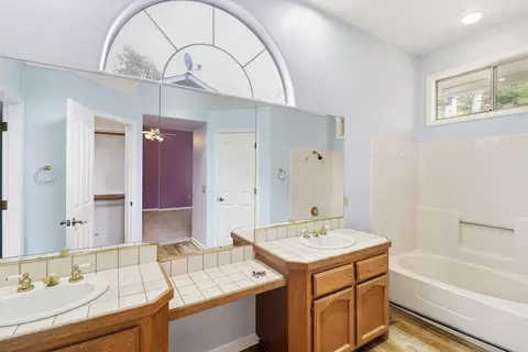 Bath - 1891 Edgewood Dr, Redding, CA 96003 photo 1 of 4