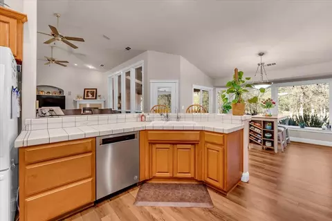 Kitchen - 13470 Luna Dr, Redding, CA 96003 photo 4 of 5