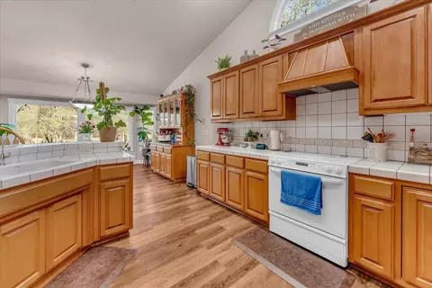 Kitchen - 13470 Luna Dr, Redding, CA 96003 photo 5 of 5