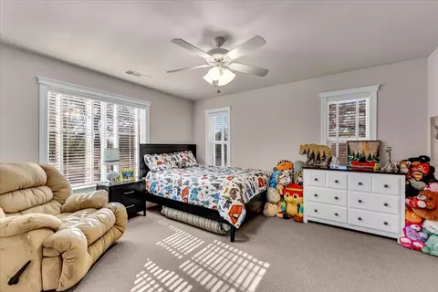 Bedroom - 13470 Luna Dr, Redding, CA 96003 photo 4 of 5