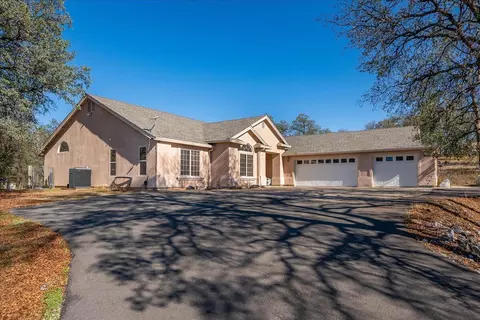 13470 Luna Dr, Redding, CA 96003