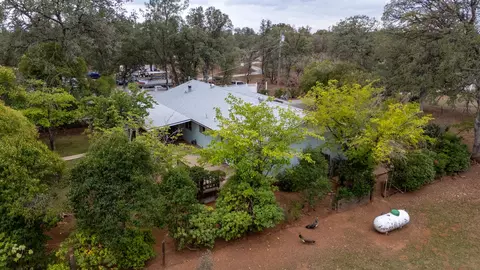 Exterior - 9807 Logan Rd, Redding, CA 96003 photo 4 of 21