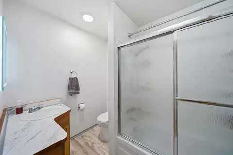 Bath - 9807 Logan Rd, Redding, CA 96003 photo 1 of 3