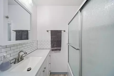 Bath - 9807 Logan Rd, Redding, CA 96003 photo 2 of 3