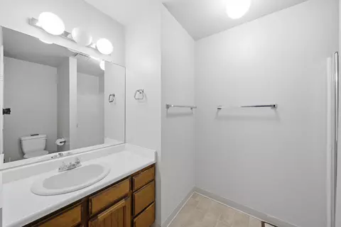 Bath - 1836 Del Mar Ave, Redding, CA 96003 photo 2 of 3