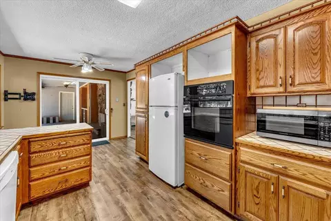 Kitchen - 18830 Newman Rd, Red Bluff, CA 96080 photo 4 of 6