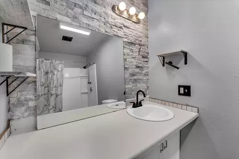 Bath - 18830 Newman Rd, Red Bluff, CA 96080 photo 7 of 10