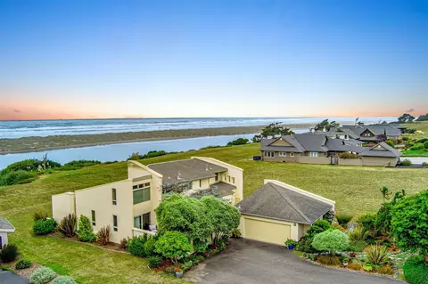 2822 Sandpointe Dr, Mckinleyville, CA 95519