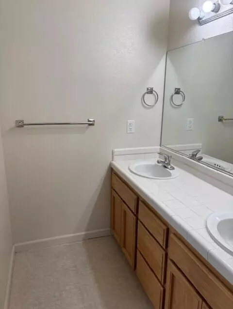 Bath - 667 Reddington Dr, Redding, CA 96003 photo 2 of 4