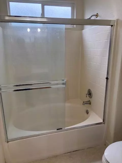 Bath - 667 Reddington Dr, Redding, CA 96003 photo 3 of 4