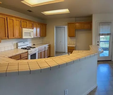 Kitchen - 667 Reddington Dr, Redding, CA 96003 photo 4 of 5