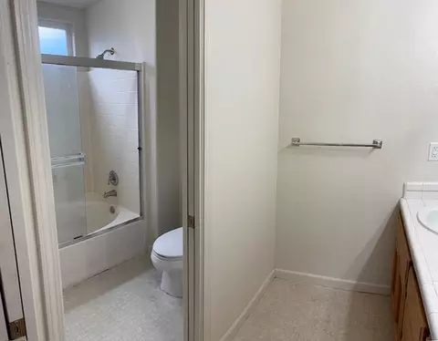 Bath - 667 Reddington Dr, Redding, CA 96003 photo 1 of 4