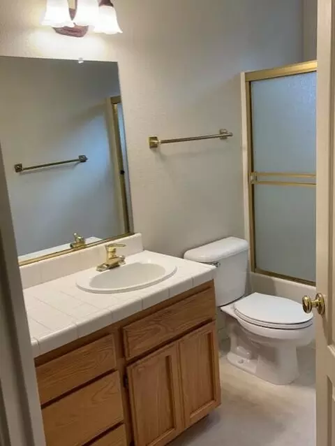 Bath - 667 Reddington Dr, Redding, CA 96003 photo 4 of 4