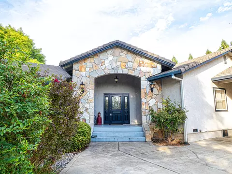 Exterior - 7517 Villa Ct, Redding, CA 96002 photo 5 of 21