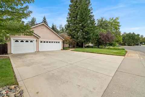 Exterior - 2127 Western Oak Dr, Redding, CA 96002 photo 10 of 13