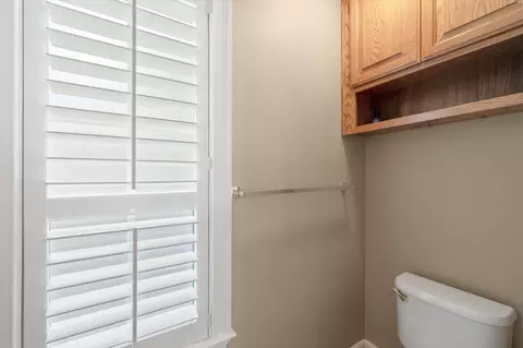 Bath - 2127 Western Oak Dr, Redding, CA 96002 photo 4 of 6