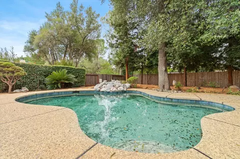 Exterior - 2127 Western Oak Dr, Redding, CA 96002 photo 2 of 13