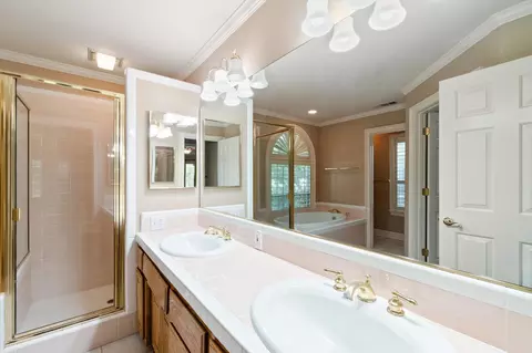 Bath - 2127 Western Oak Dr, Redding, CA 96002 photo 1 of 6
