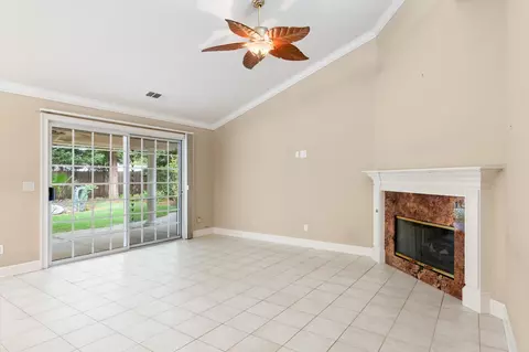 Living - 2127 Western Oak Dr, Redding, CA 96002 photo 4 of 7