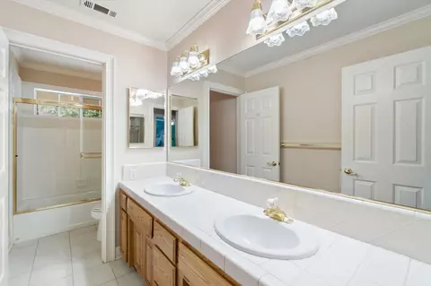 Bath - 2127 Western Oak Dr, Redding, CA 96002 photo 5 of 6