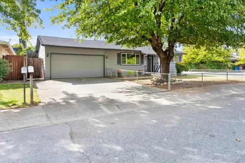 2269 Corona St, Redding, CA 96002 photo 2