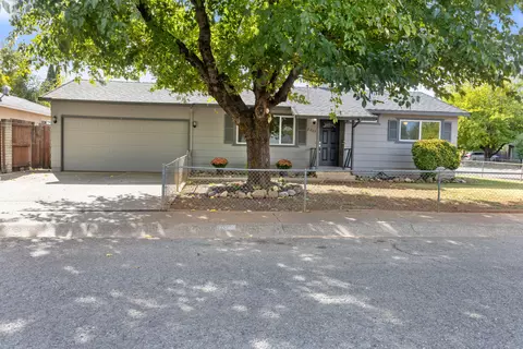 2269 Corona St, Redding, CA 96002