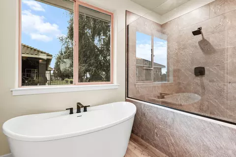 Bath - 950 Santa Cruz Dr, Redding, CA 96003 photo 2 of 8