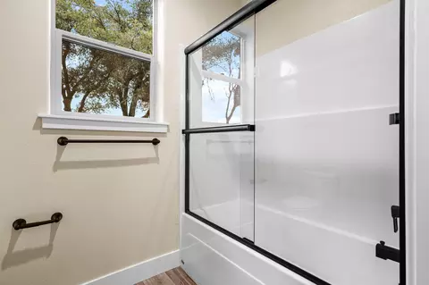 Bath - 950 Santa Cruz Dr, Redding, CA 96003 photo 6 of 8