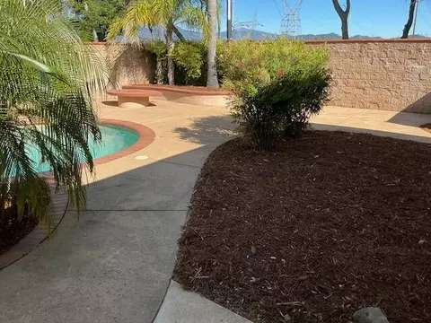 Exterior - 950 Santa Cruz Dr, Redding, CA 96003 photo 11 of 12